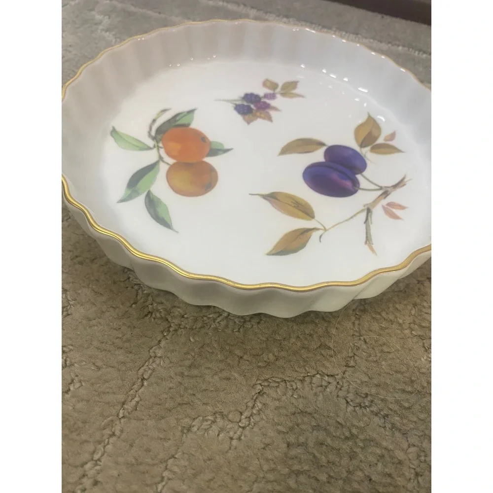 Royal Worcester Evesham Fluted Serving Bowl Quiche Gold Trim England Fruit